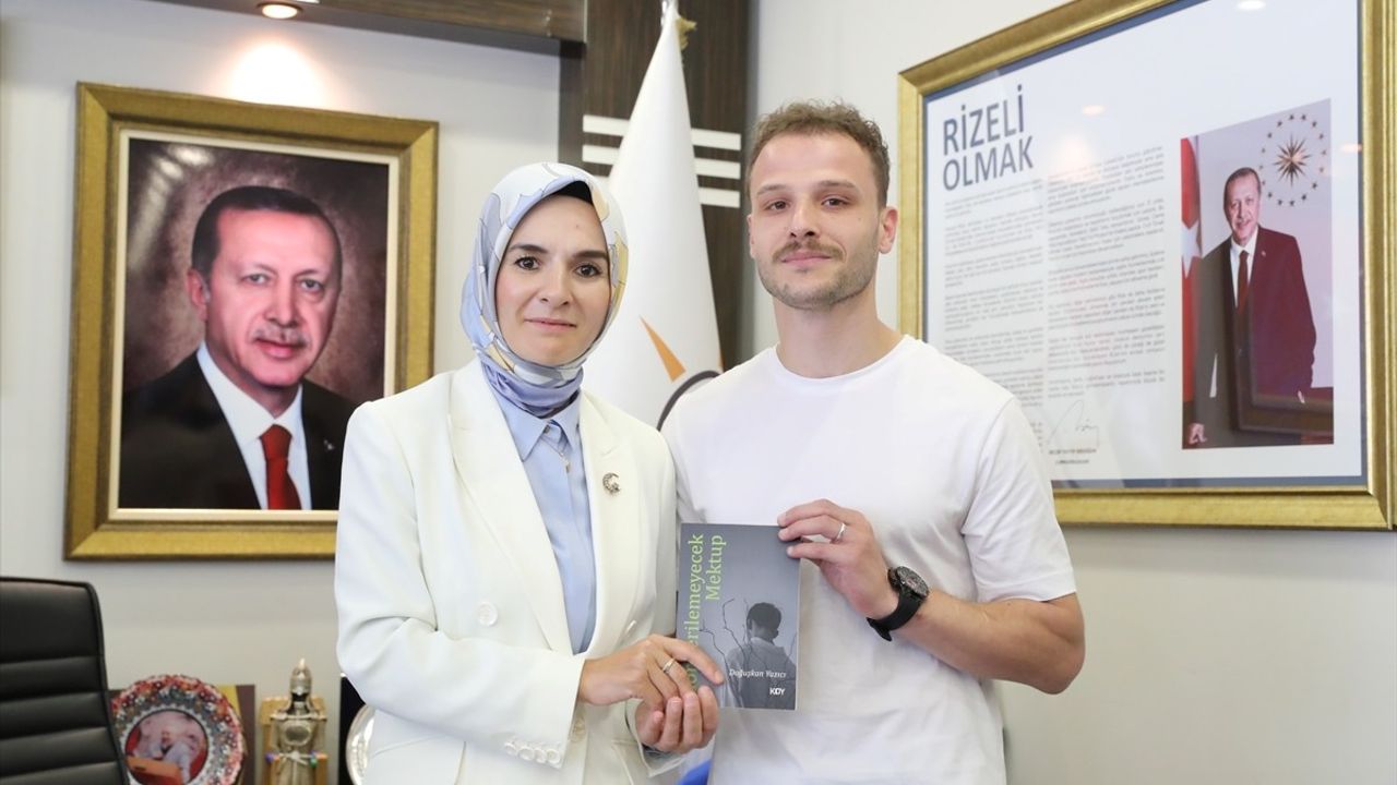 Devlet korumasında yetişen Doğuşkan Yazıcı, Gönderilemeyecek Mektup'u Bakan Göktaş'a sundu