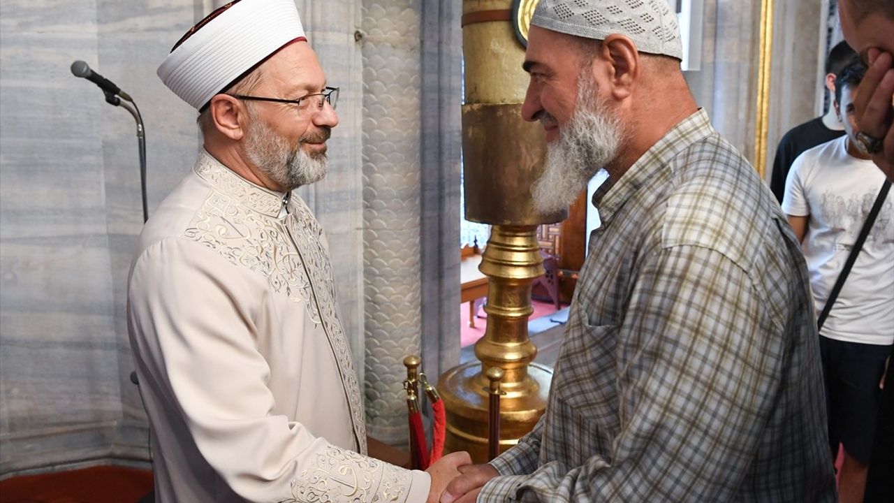 Diyanet Başkanı Ali Erbaş, Yeni Cami'de namaz kıldırdı ve Mevlit'in 1500. yılına hazırlıkları duyurdu