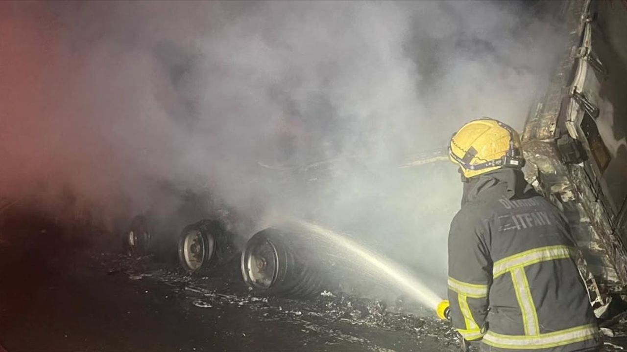 Diyarbakır Bağlar'da park halindeki tırdaki yangın itfaiye tarafından söndürüldü