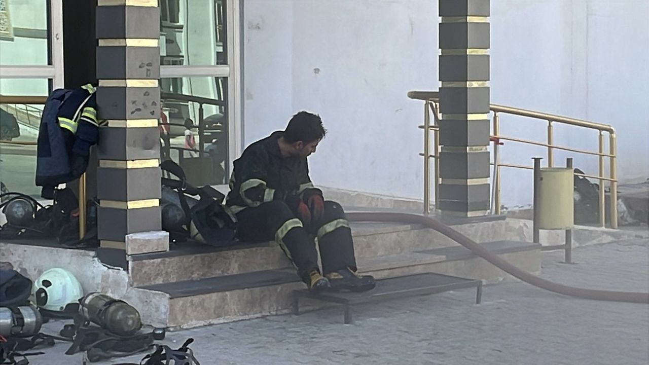 Diyarbakır'da 8'inci kattaki ev yangını: Müdahalede 3 itfaiye eri dumandan etkilendi