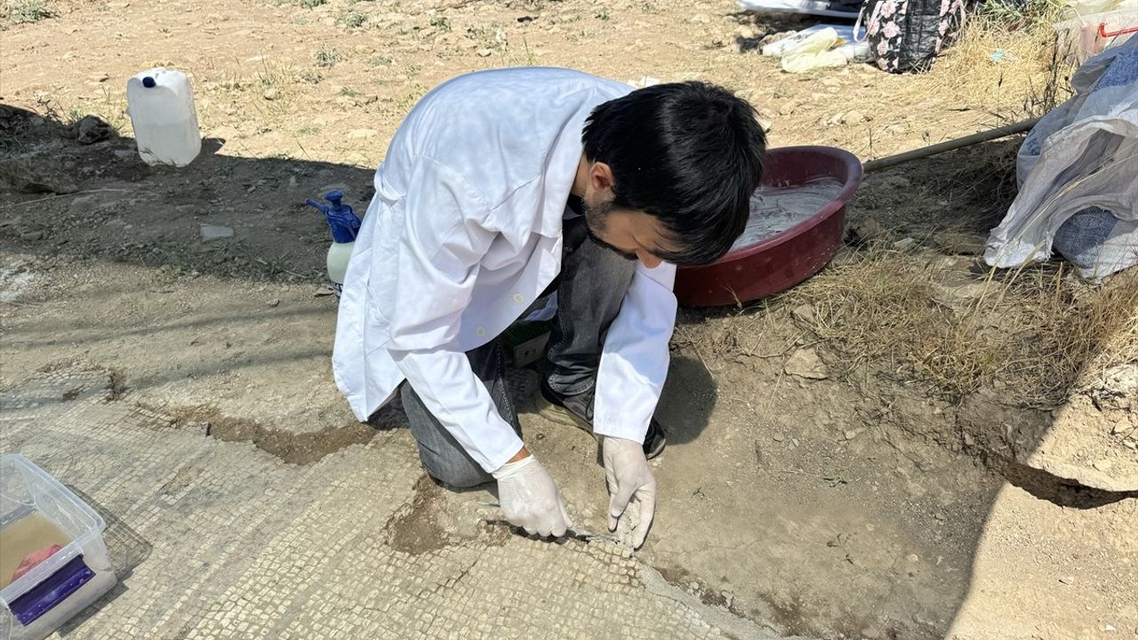 Diyarbakır'da Mezar Kazısı Sırasında Bulunan Mozaikte Davud Yıldızı Sembolü Tespit Edildi