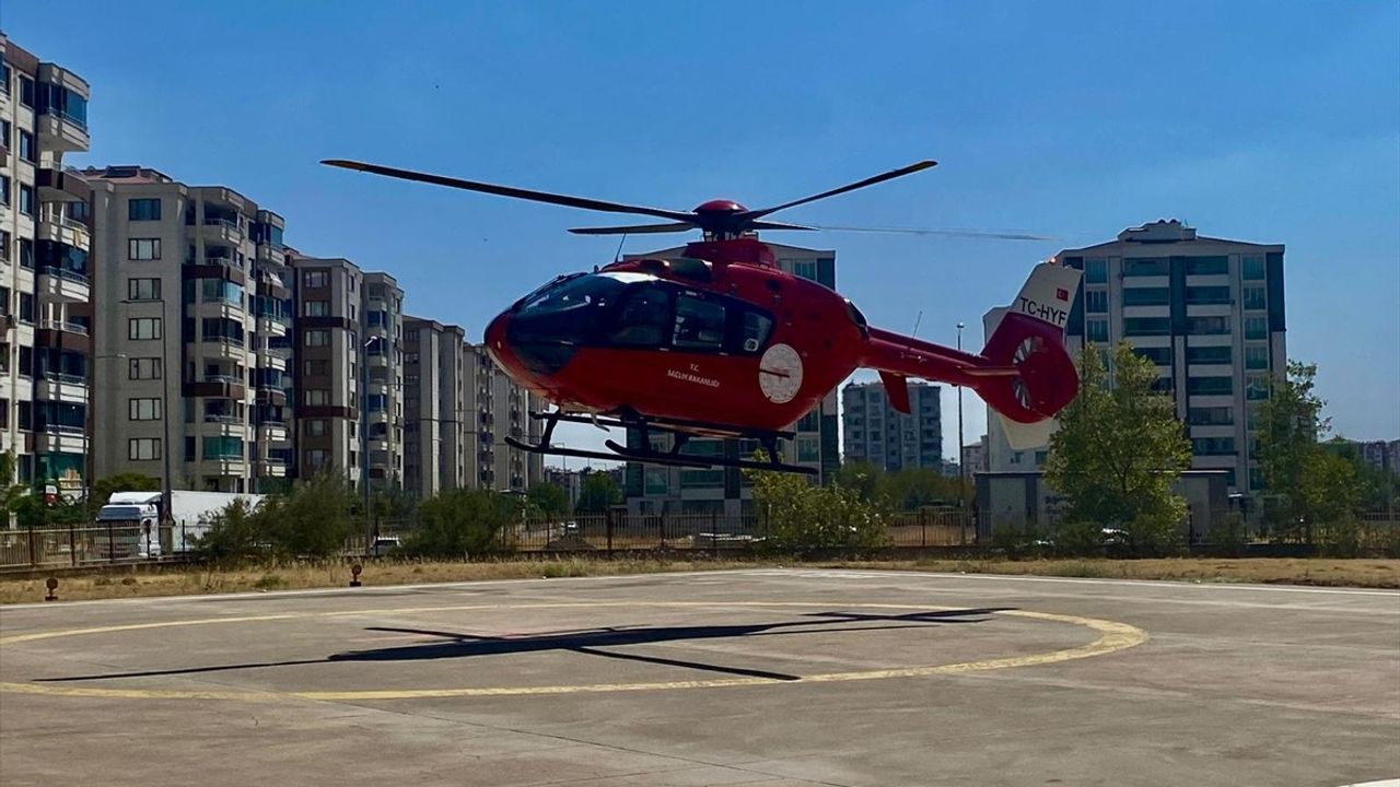 Diyarbakır'da uyluk kemiği kırılan 74 yaşındaki hasta ambulans helikopterle sevk edildi