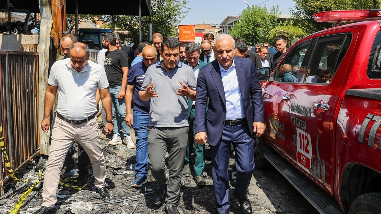 Diyarbakır'da Yangın: 3 İş Yeri ve 19 Traktör Kullanılamaz Hale Geldi