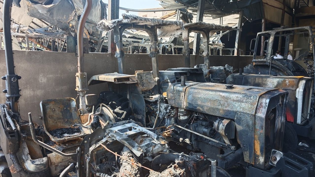 Diyarbakır'daki Yangında 3 İş Yeri ve Çok Sayıda Traktör Zarar Gördü