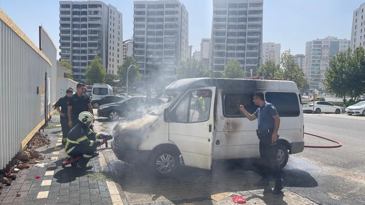 Diyarbakır Kayapınar'da park halindeki minibüs yandı, araç kullanılamaz hale geldi