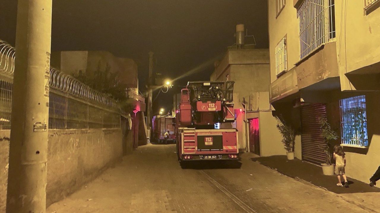 Diyarbakır Yenişehir'de apartman teras yangını: 4 kişi yaralandı