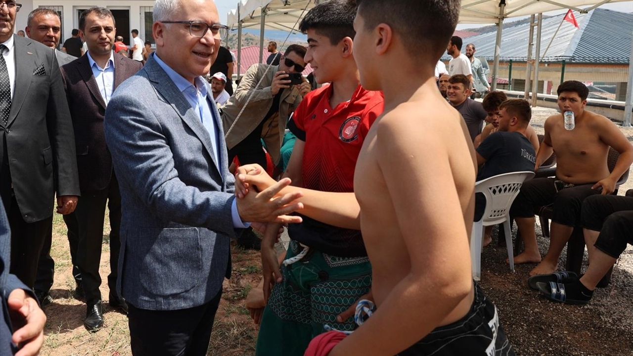 Doğanşar'da 56. Ahmet Ayık Karakucak Güreşleri Başladı