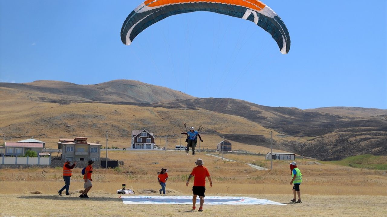Doğu ve Güneydoğu Anadolu Yamaç Paraşütü Hedef Şampiyonası Van'da başladı