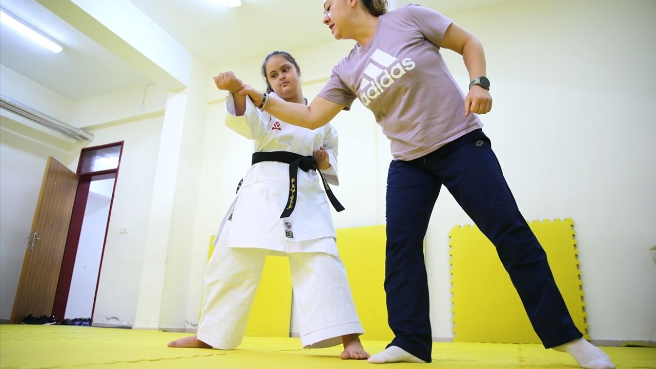 Down sendromlu karateci Ayşegül Reyyan Şimşek milli takıma girmeyi hedefliyor