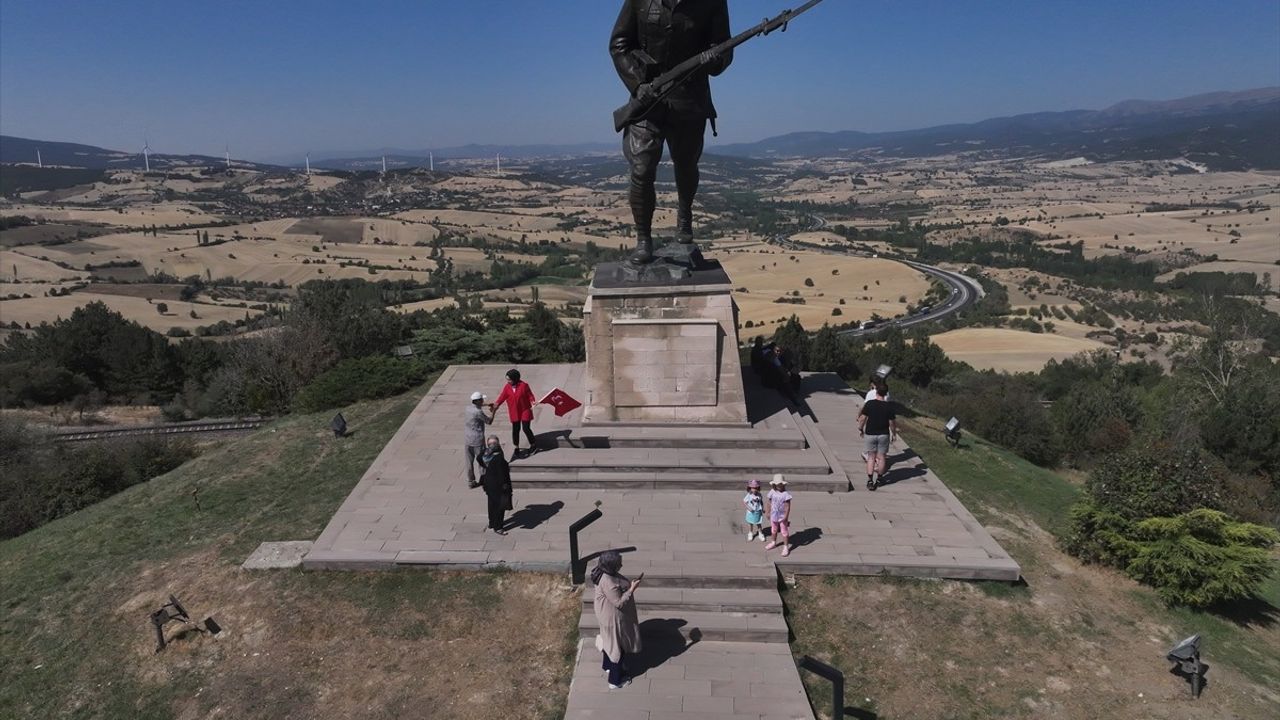 Dumlupınar Şehitliği'nde 30 Ağustos'ta yoğun katılım — Büyük Zaferin 103. yılı anıldı