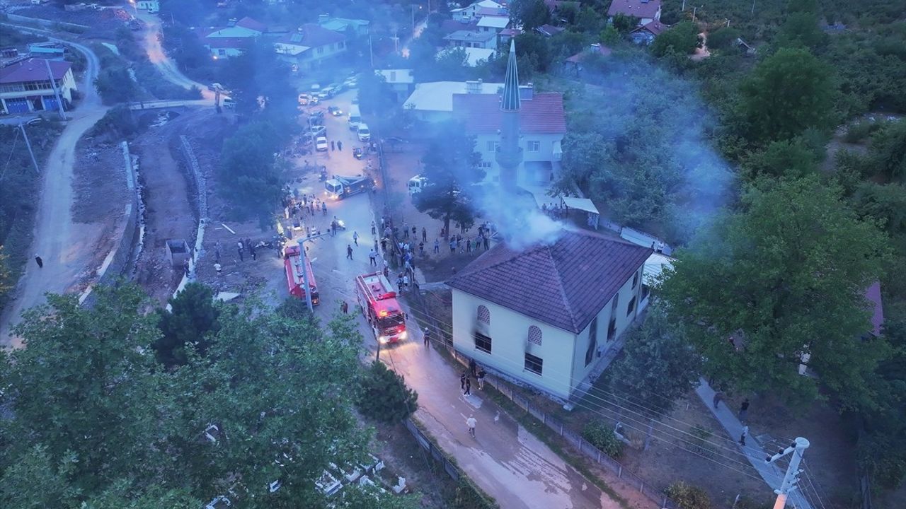 Düzce'de Aydınpınar Köyü Camisi Yangınla Zarar Gördü