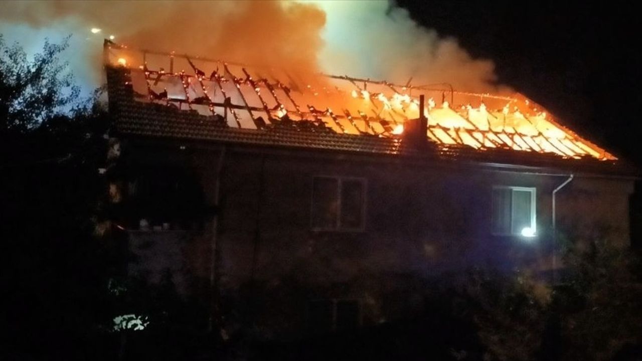 Düzce'de Çatı Katında Yangın, Evin Bir Bölümü Zarar Gördü