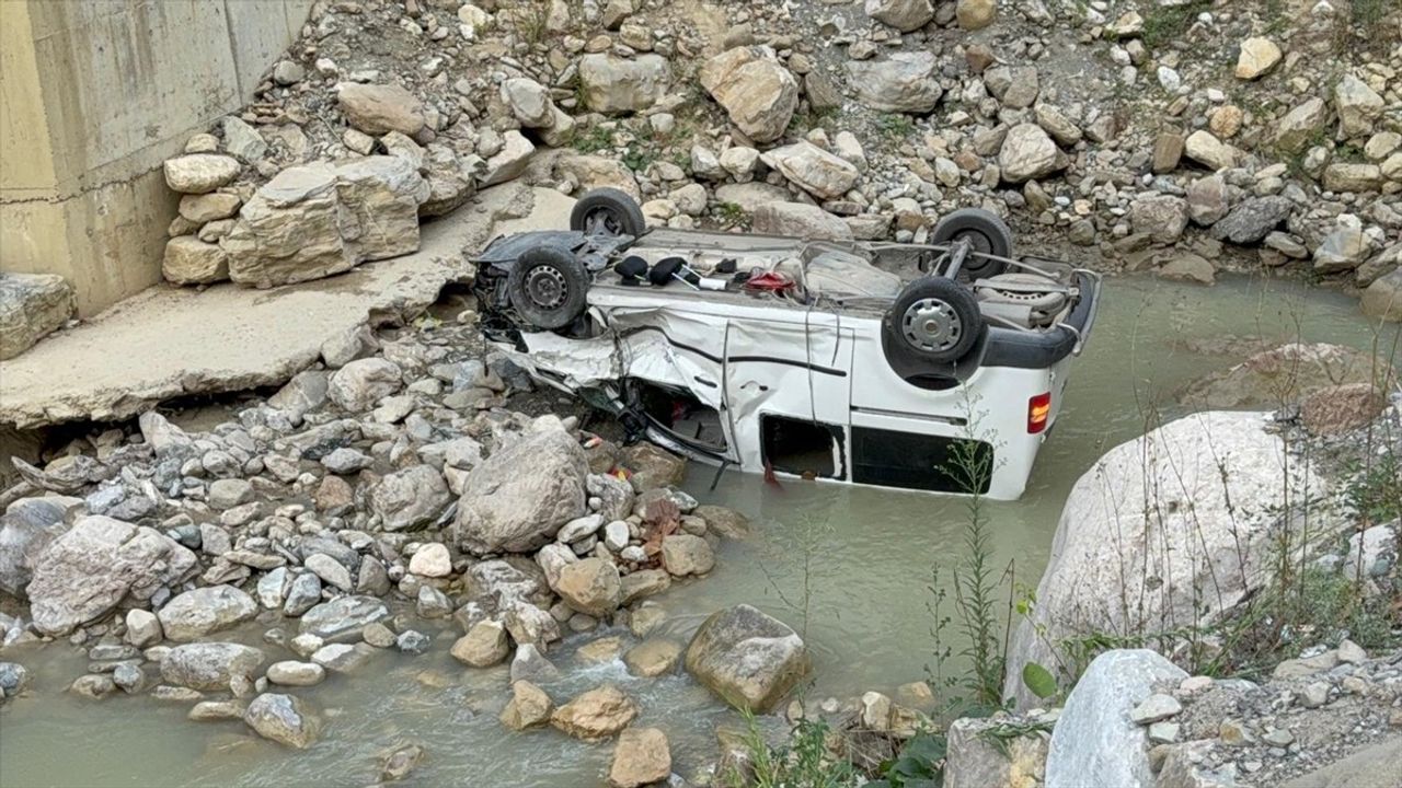 Düzce'de dereye devrilen hafif ticari araçta 5 kişi yaralandı