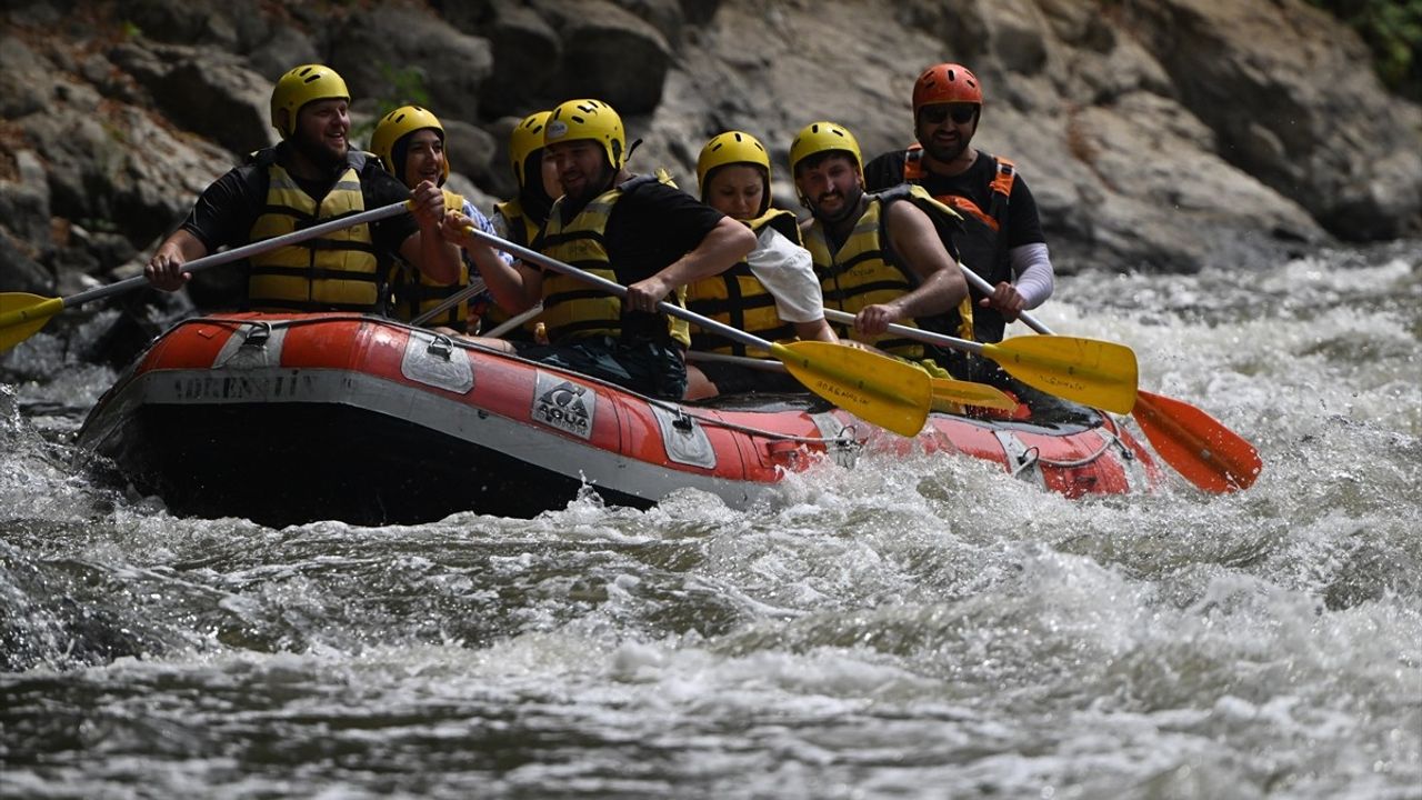 Düzce'de Melen Çayı'nda Rafting Heyecanı