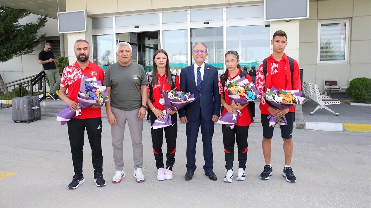 Edibe Yağız, Tampere'deki Avrupa 20 Yaş Altı Şampiyonası'nda Gümüş Madalya Kazandı; Van'da Çiçeklerle Karşılandı