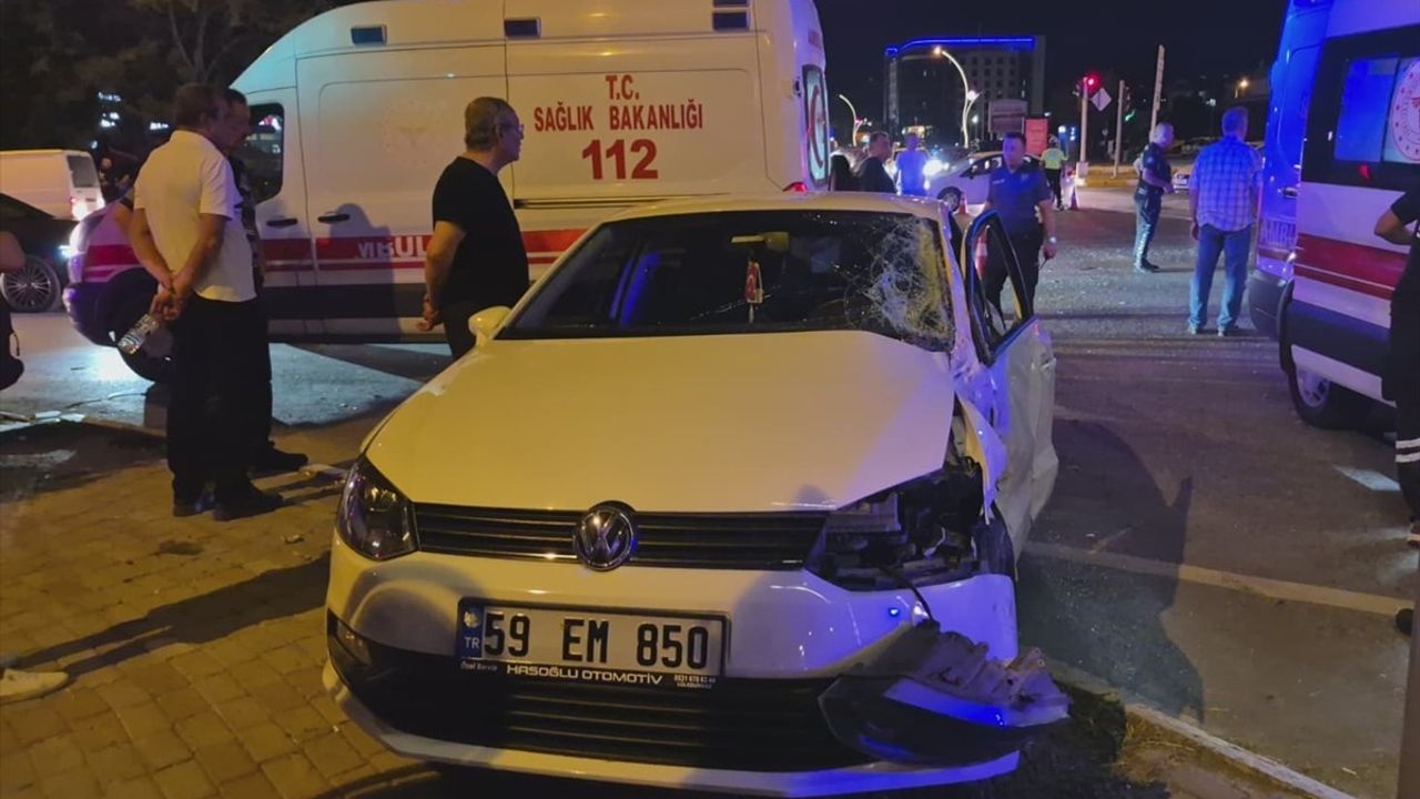 Edirne Atatürk Bulvarı'nda kamyonet ile otomobil çarpıştı: 3 kişi yaralandı