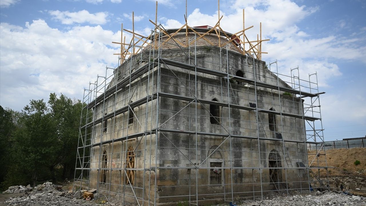 Edirne'de 547 yıllık Evliya Kasımpaşa Camisi restorasyonunda kazı, hazire ve rıhtım çalışmaları sürüyor