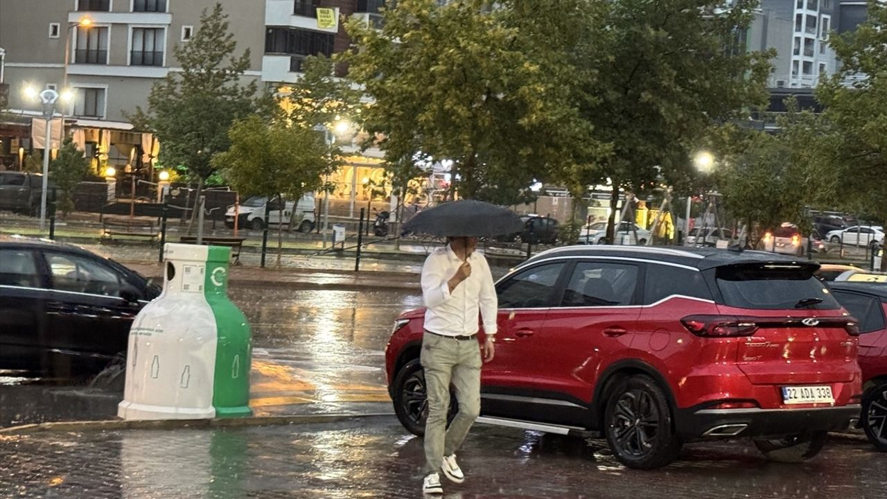 Edirne'de akşam sağanağı: Cadde ve sokaklarda su birikintileri, trafikte aksamalar