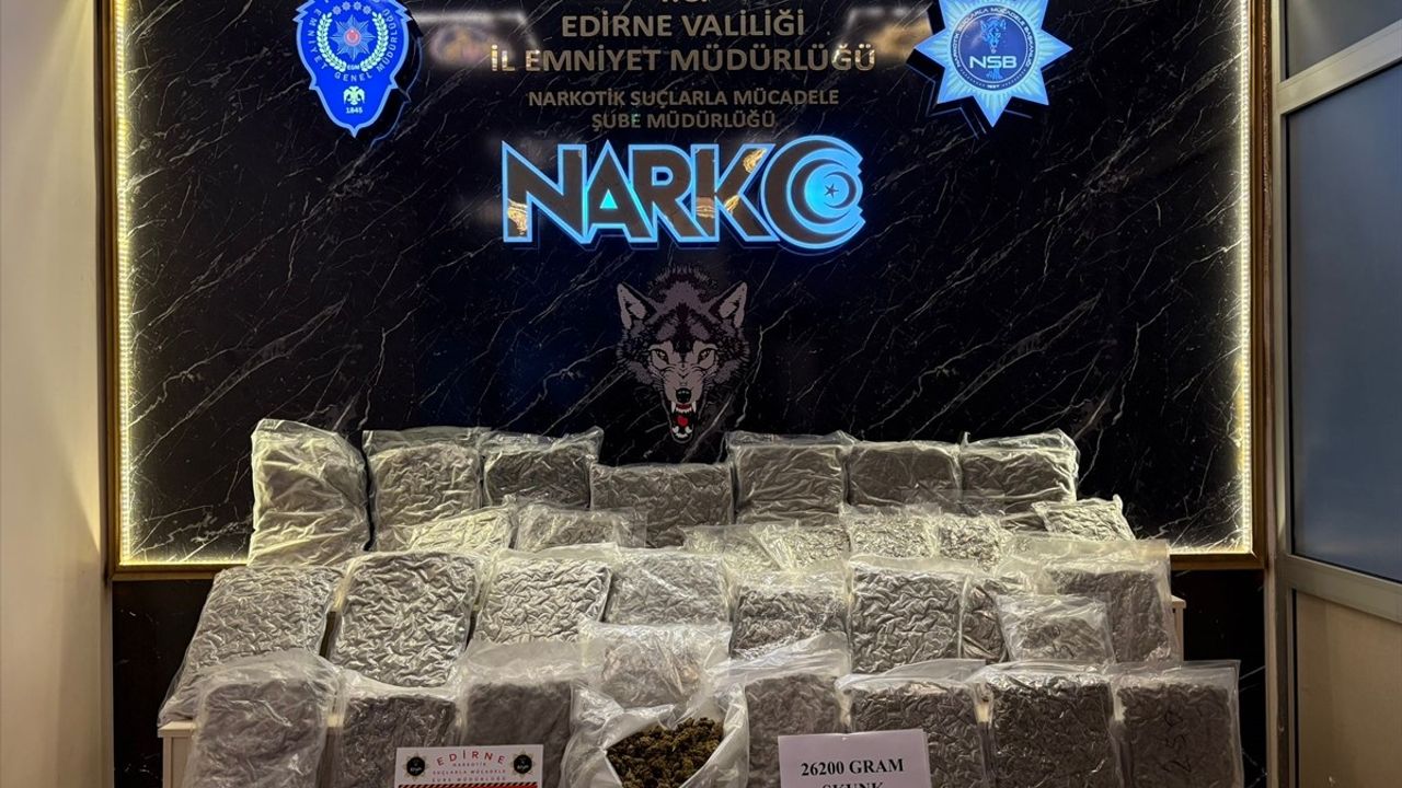 Edirne'de Kapıkule'den giriş yapan otomobilde 26 kilo 200 gram sentetik uyuşturucu ele geçirildi