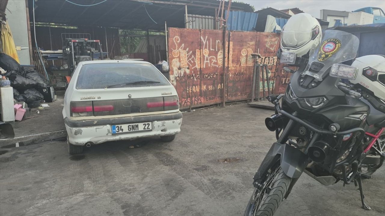 Edirne'de otomobil motosiklete çarptı; sürücü araçlarını bırakıp kaçtı