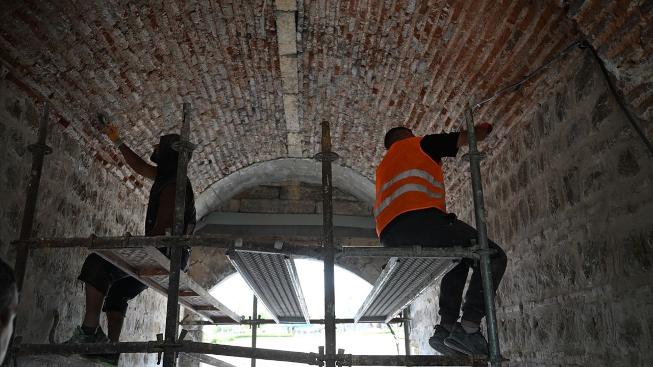 Edirne'de Selimiye Meydanı'nda Havlucular Hanı ve Mezit Bey Hamamı restorasyonu sürüyor