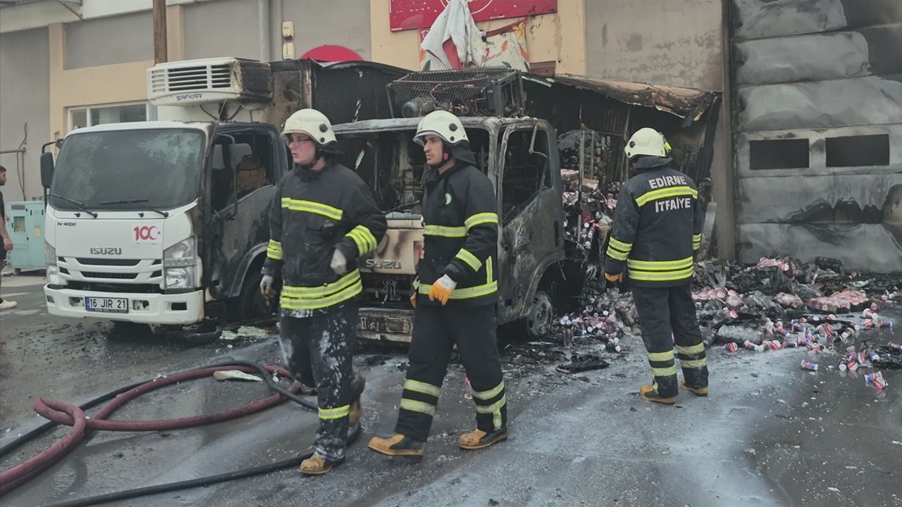 Edirne Tayakadın'da park halindeki 2 kamyon yangında kullanılamaz hale geldi
