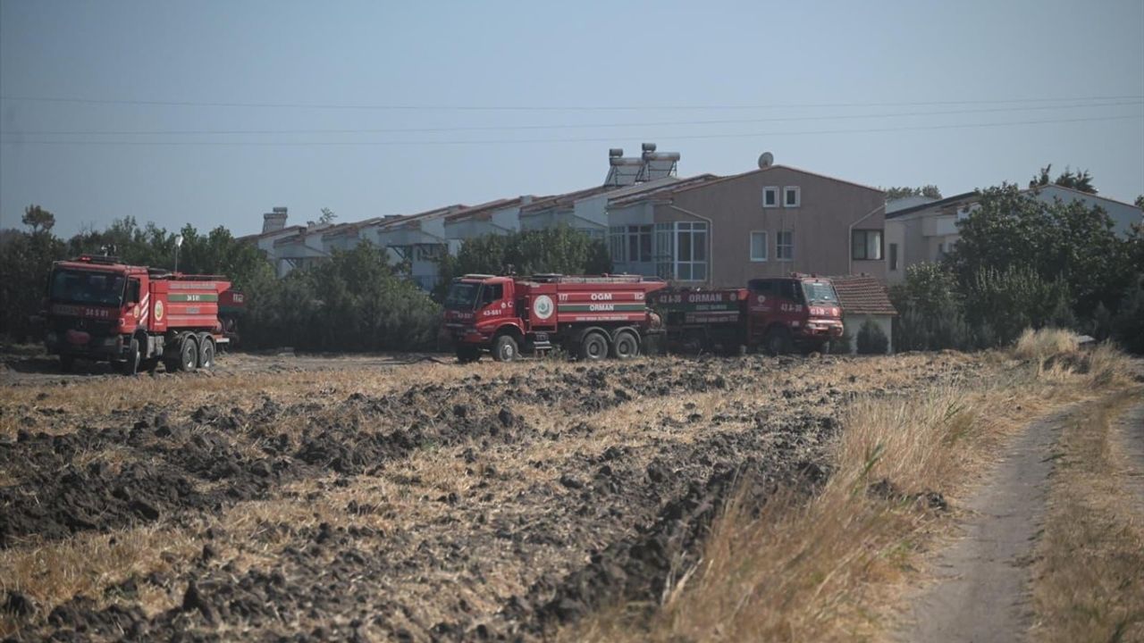 Edirne Valisi Yunus Sezer, orman yangınında evleri zarar gören Büyükevren ve Gülçavuş köylerini ziyaret etti