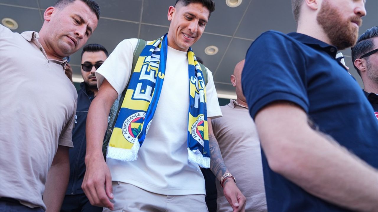 Edson Alvarez İstanbul'a Geldi: Fenerbahçe ile Kiralık Transferinde Görüşmeler Devam Ediyor