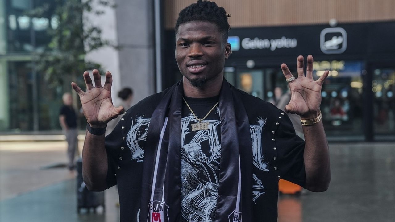 El Bilal Toure İstanbul'da: Beşiktaş'la kiralık görüşmeleri süren Malili santrfor karşılandı