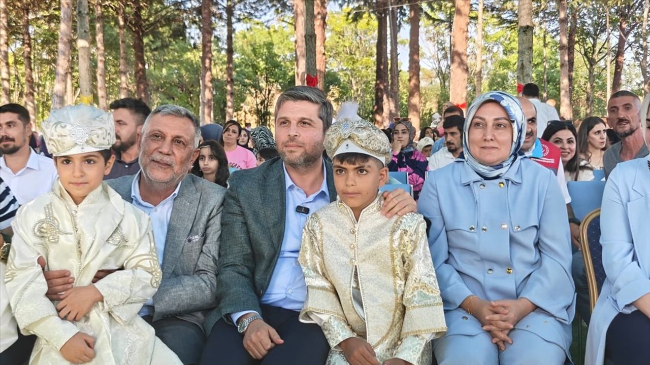 Elazığ'da 2. Geleneksel Sünnet Şöleni: 164 Çocuk Sünnet Edildi, Rafadan Tayfa Gösterisi Düzenlendi
