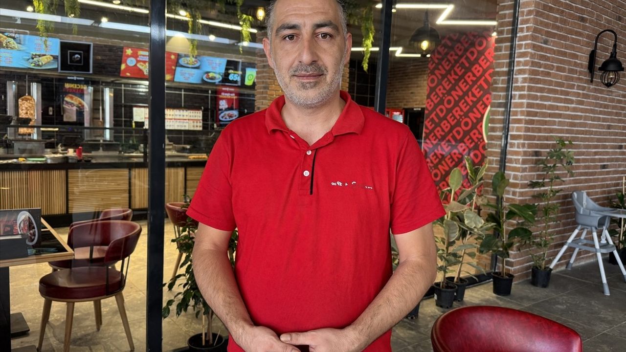 Elazığ'da döner ustası Heimlich manevrasıyla boğazına ekmek kaçan müşteriyi kurtardı