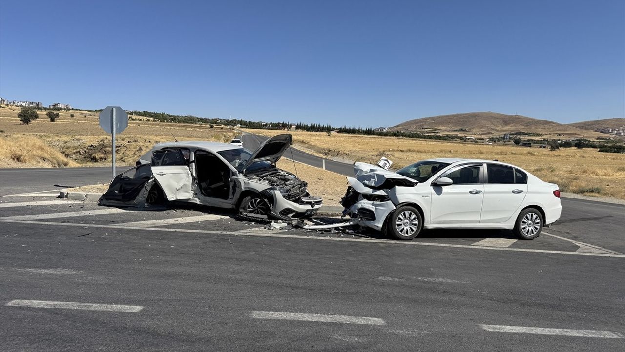 Elazığ’da iki otomobil çarpıştı: 1'i ağır olmak üzere 8 yaralı