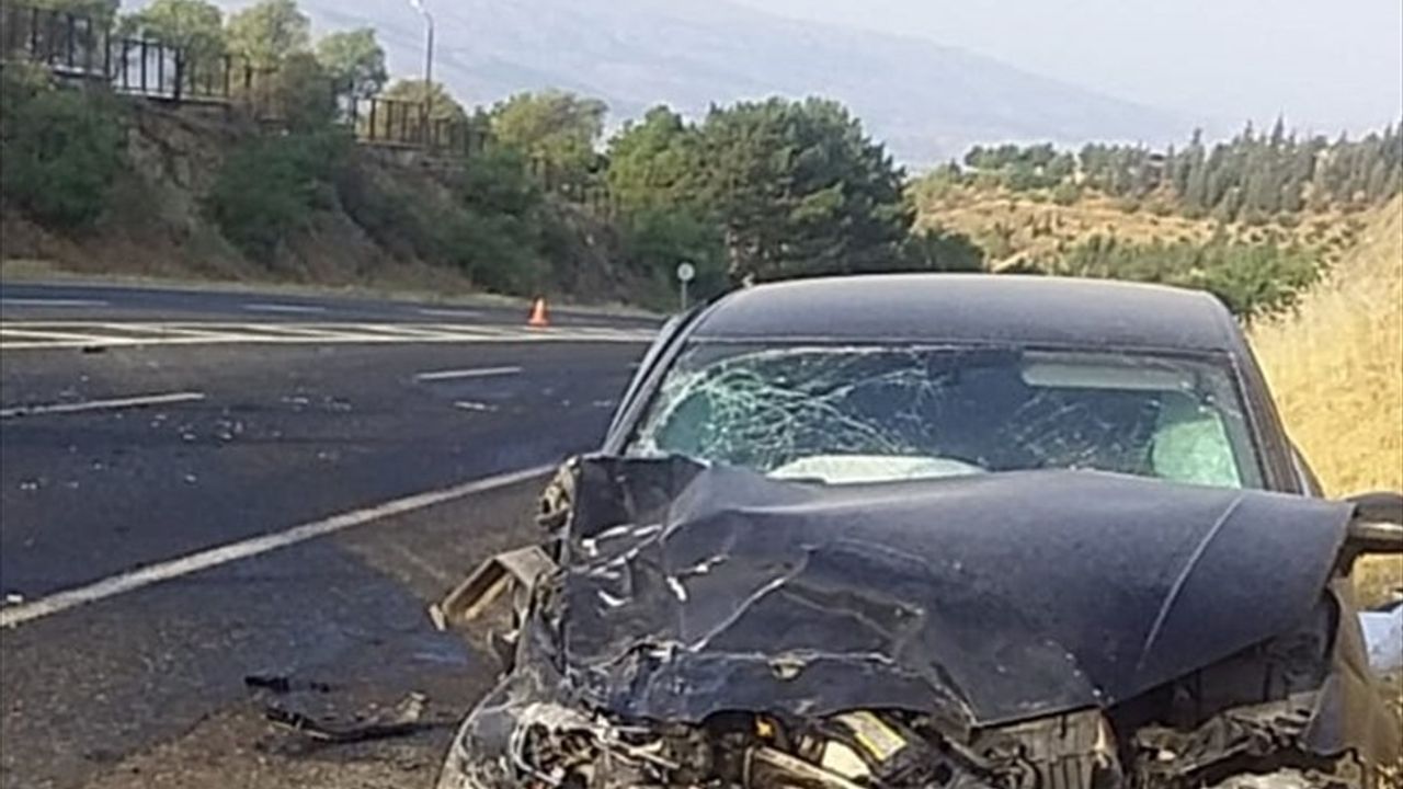 Elazığ'da İki Otomobilin Çarpışması Sonucu 6 Kişi Yaralandı