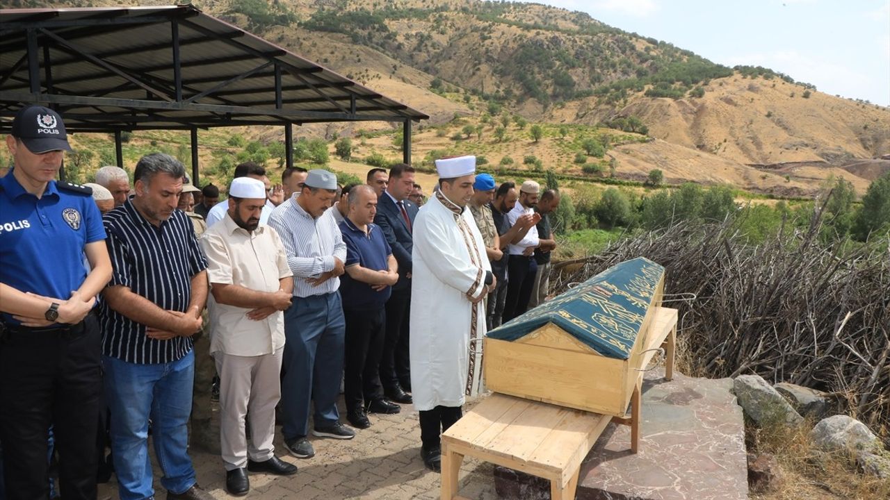 Elazığ'da Maden Ocağındaki Göçükte Hayatını Kaybeden İşçinin Cenazesi Defnedildi