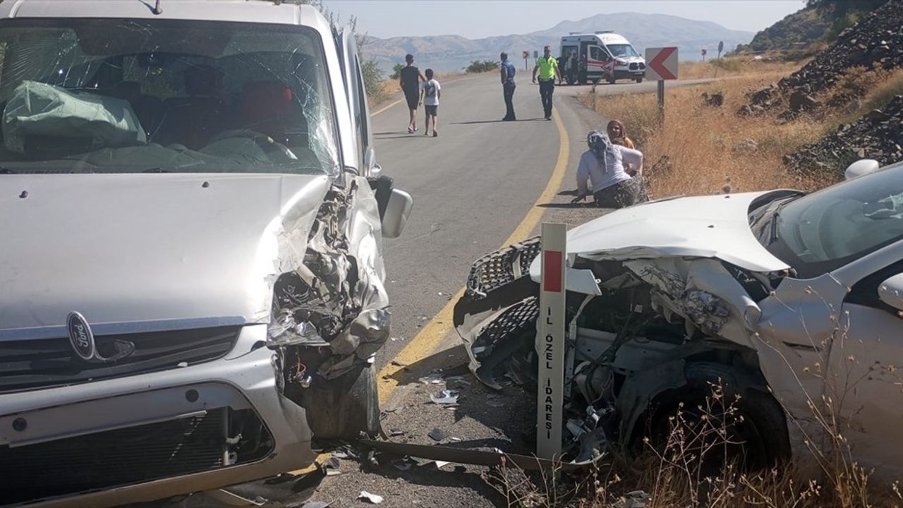Elazığ'da Otomobil ile Hafif Ticari Araç Çarpıştı: 6 Yaralı