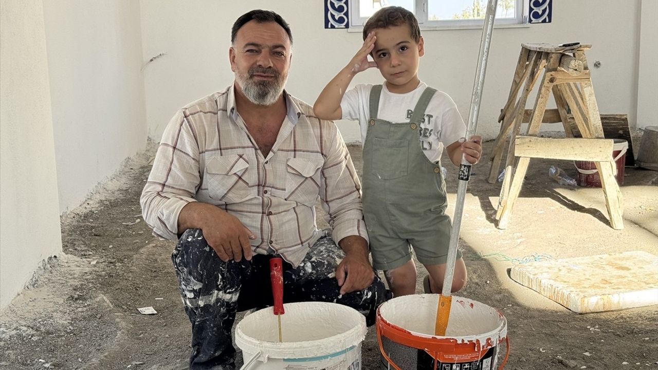 Elazığ'da şehit oğlunun hatırasına okul, cami ve Kur'an kurslarını ücretsiz boyayan baba