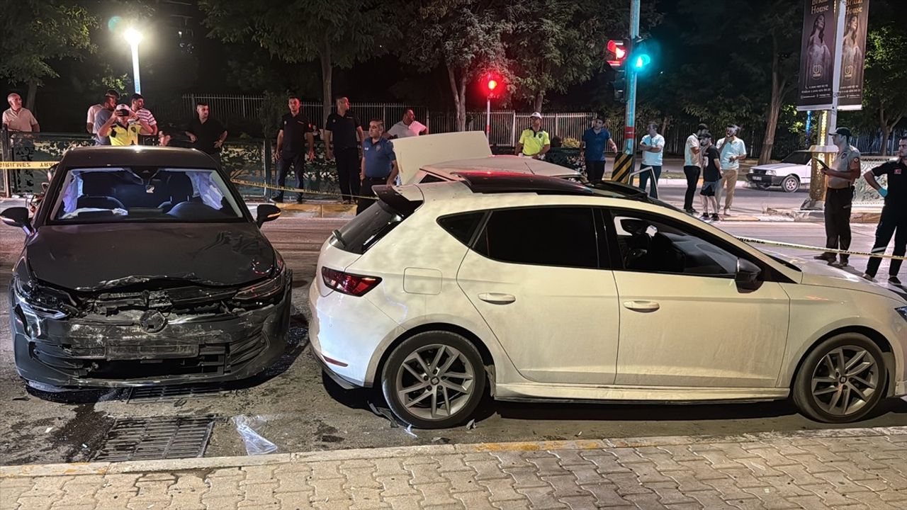 Elazığ'da Zincirleme Trafik Kazasında 4 Kişi Yaralandı