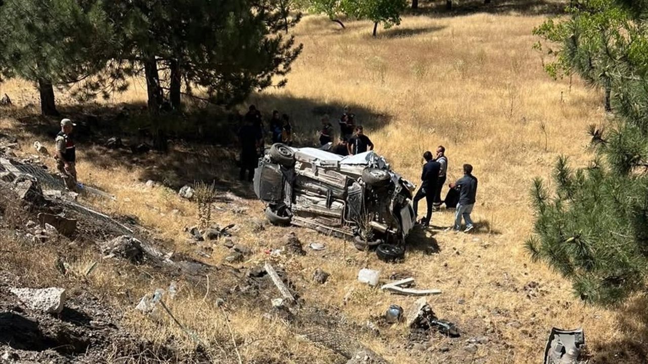 Elazığ'ın Kovancılar ilçesinde hafif ticari araç şarampole devrildi: 3 yaralı