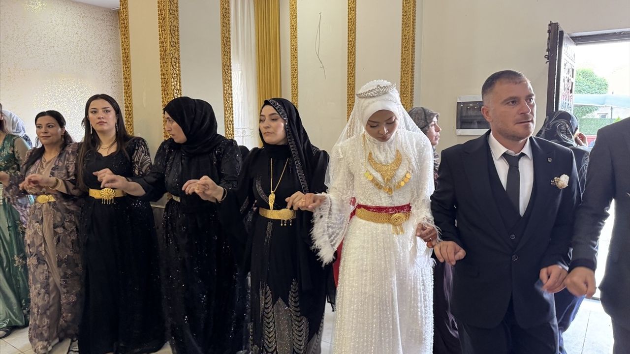 Endonezyalı Mia ve Hakkarili Rıdvan, Düğünlerinde Yöresel Gelenekleri Yaşattı