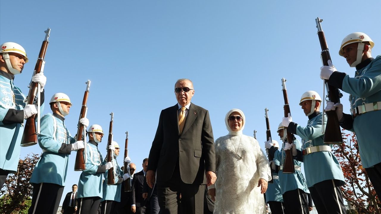 Erdoğan, Dolmabahçe'den TEKNOFEST Mavi Vatan Geçişini Selamladı