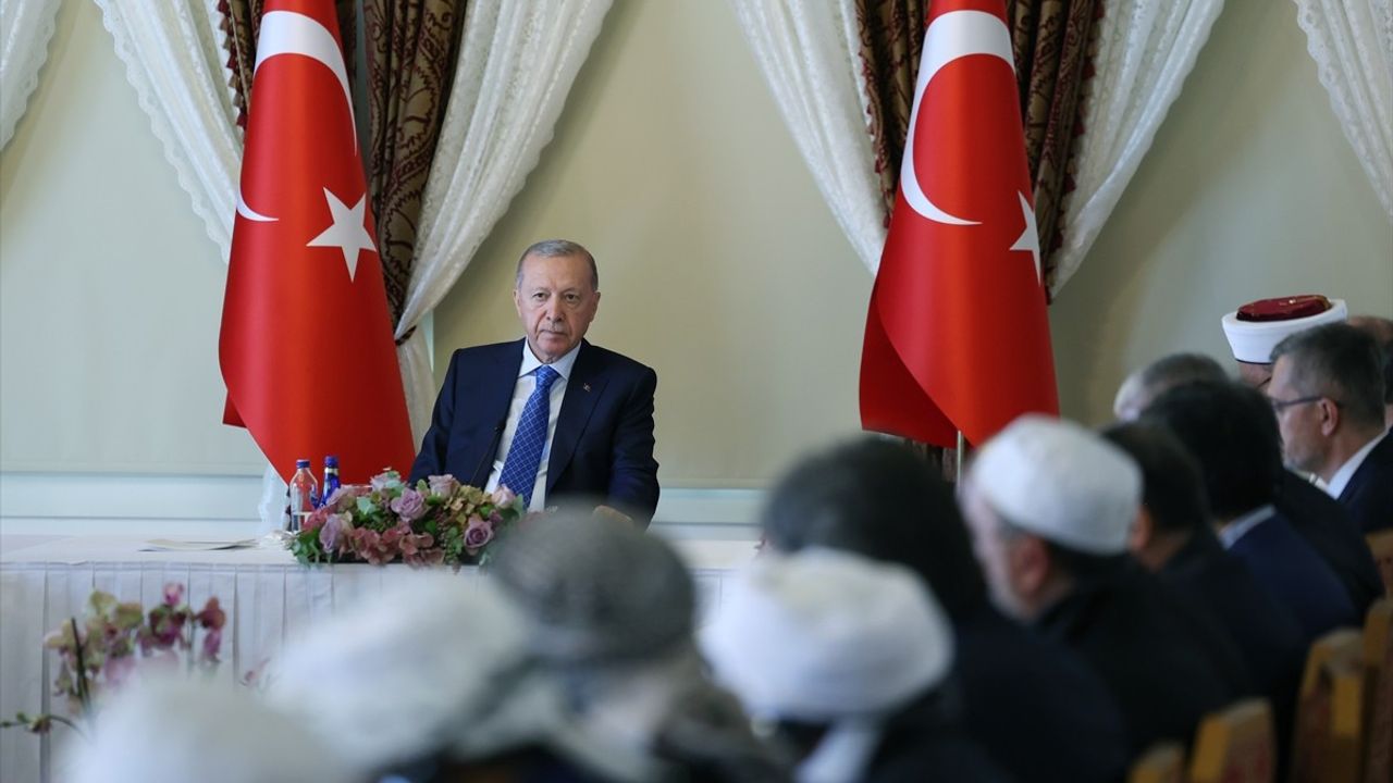 Erdoğan, 'İslami ve İnsani Bir Sorumluluk: Gazze' Programı İçin Gelen Dünya Müslüman Alimler Birliği Heyetini İstanbul'da Kabul Etti