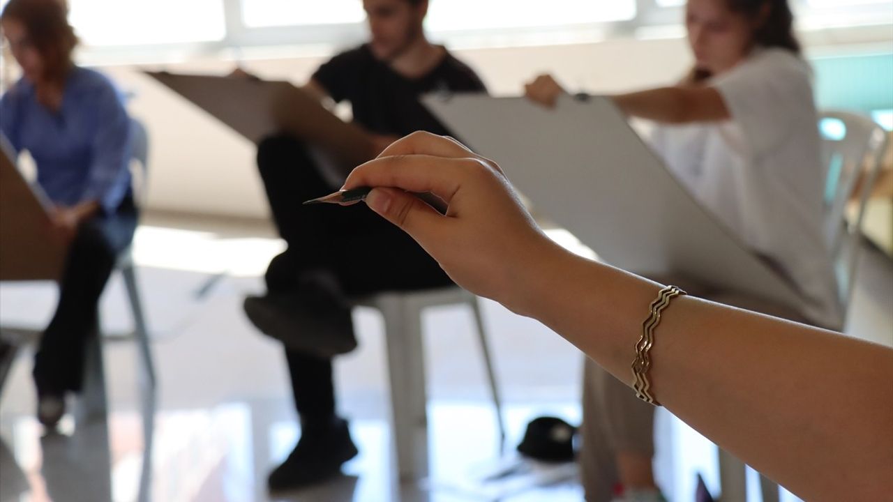 Erzincan'da 110 aday EBYÜ Resim Bölümü özel yetenek sınavına girdi; 35 öğrenci kayıt hakkı kazandı