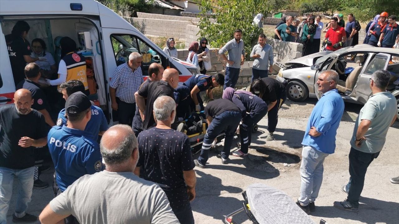 Erzincan'da Bahçe Duvarına Çarpan Otomobil Kazasında 1 Ölü, 3 Yaralı