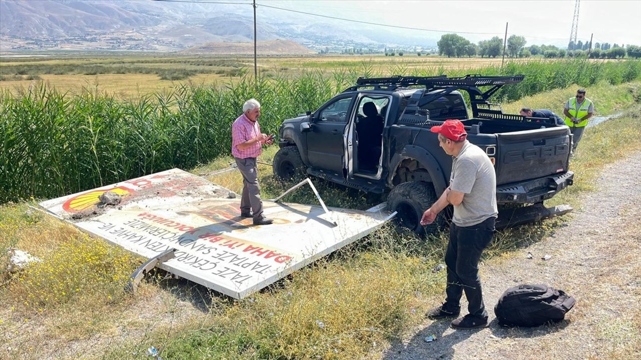 Erzincan'da Kamyonet Devrildi: 3 Yaralı