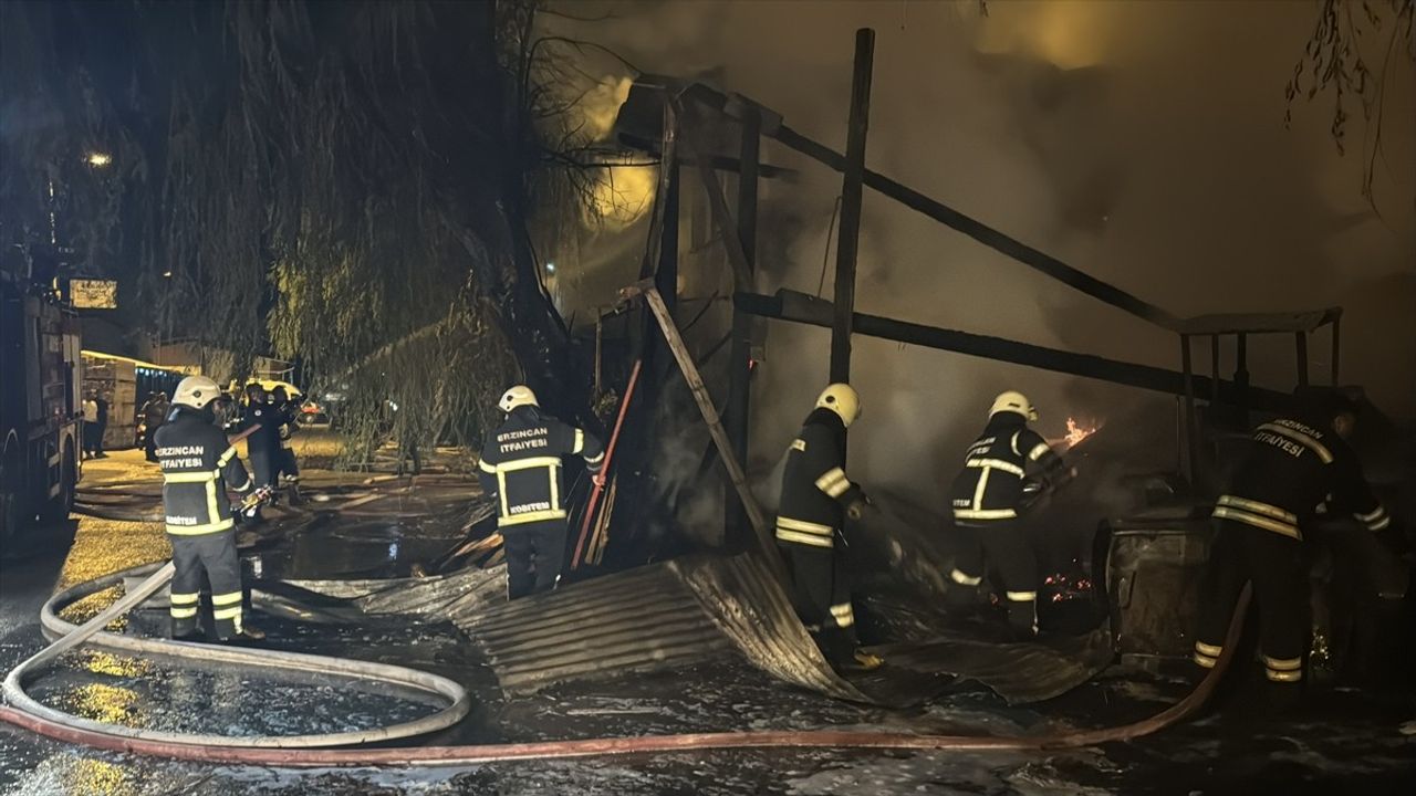 Erzincan'da Keresteciler Sitesi'nde imalathane yangını kontrol altına alındı