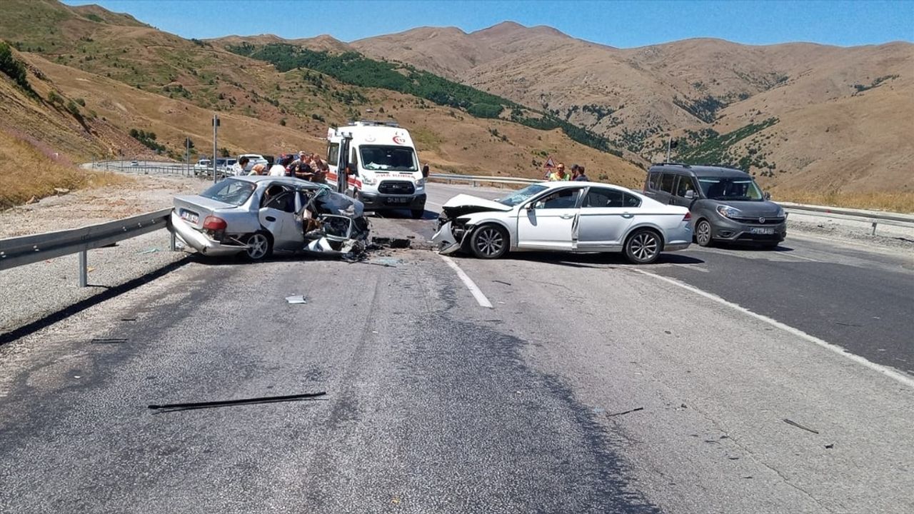 Erzincan'da iki otomobilin çarpışması: 3 ölü, 6 yaralı
