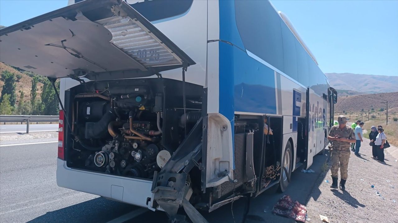 Erzincan'da yolcu otobüsü Sansa Deresi'nde yoldan çıktı: 5 kişi yaralandı