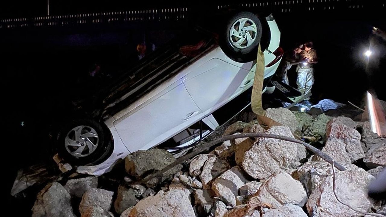 Erzurum Aşkale'de Köprüden Düşen Otomobilde 1 Kişi Öldü, 1 Kişi Yaralandı; Kayıp Kişi İçin Arama Sürüyor
