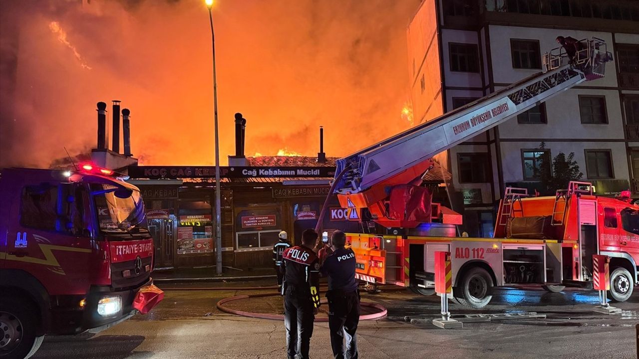 Erzurum'da cağ kebabı restoranında çıkan yangın, yan binaların çatısına sıçradı