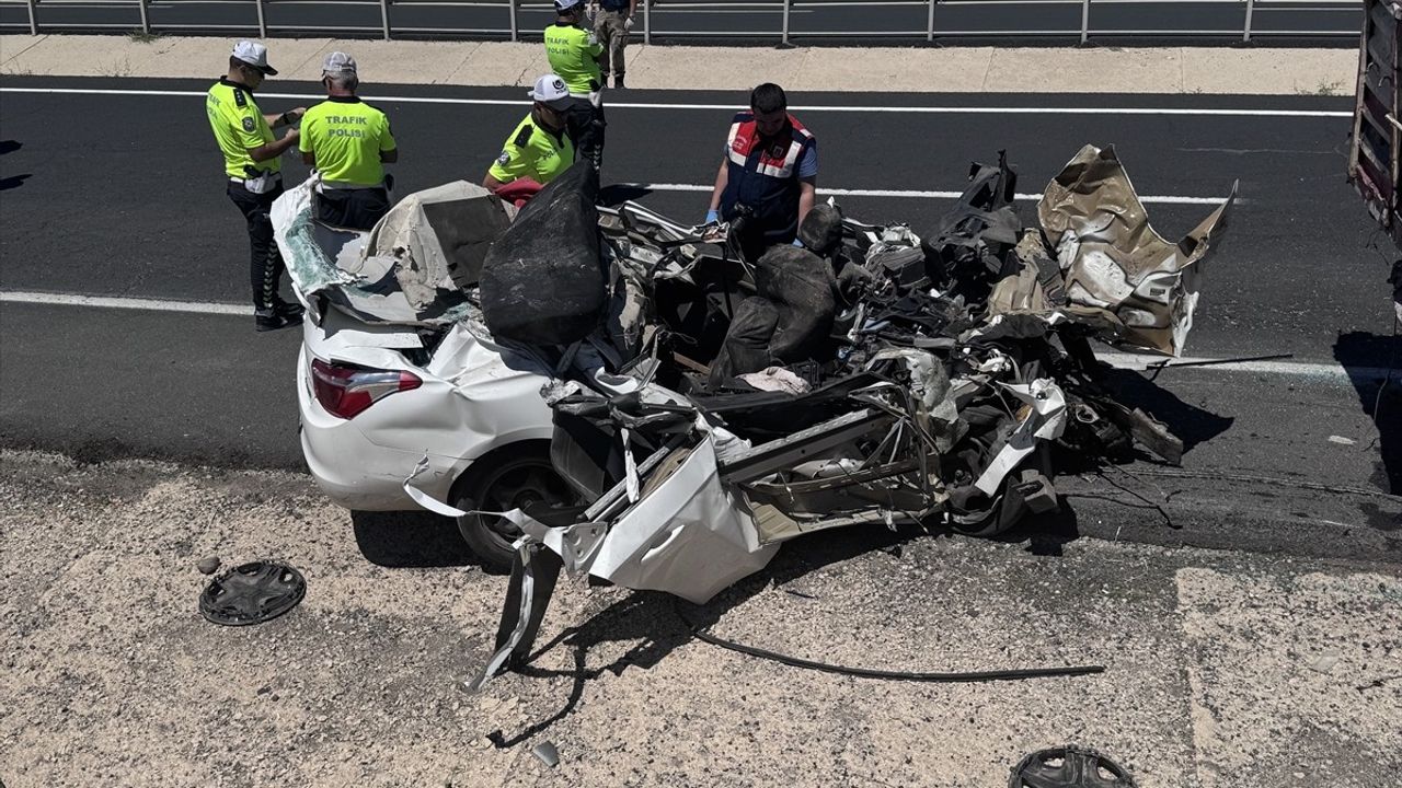 Erzurum'da park halindeki tıra çarpan otomobilin sürücüsü yaşamını yitirdi